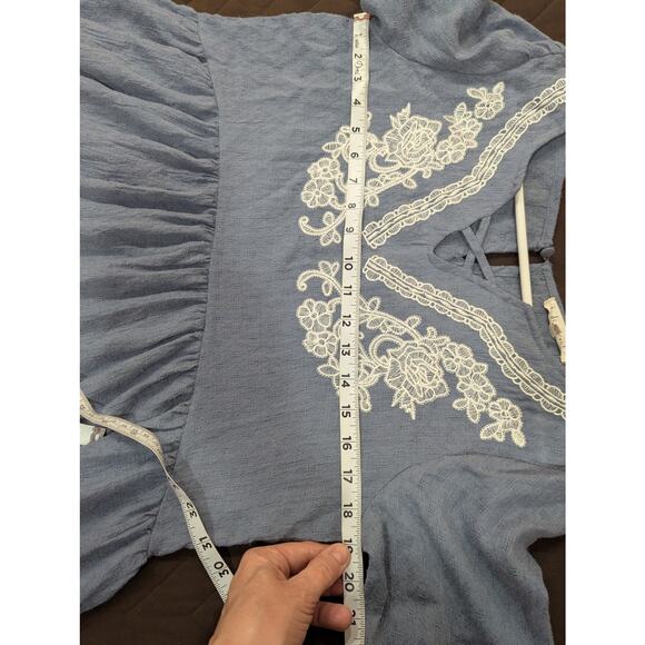 Gorgeous peasant style chambray top w/trumpet sleeves & ivory appliques size S - Picture 7 of 10